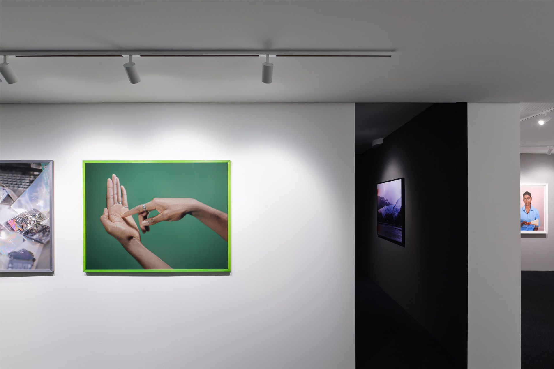 Ein Foto der Vontobel Ausstellung im Oktober 2023: Ein grünes Gemälde hängt an einer Wand